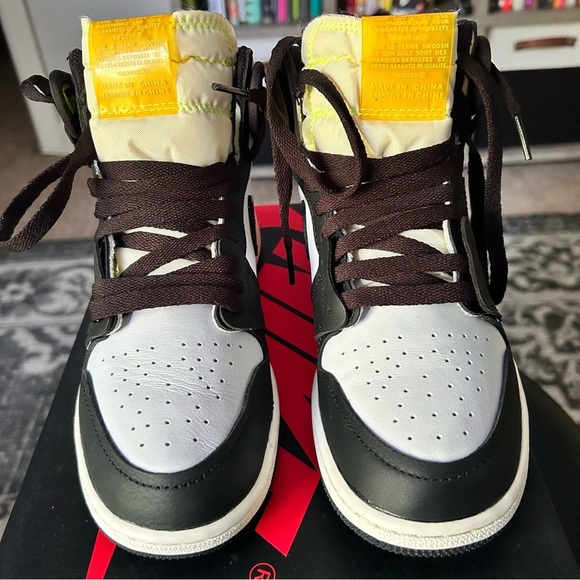 Jordan 1 Retro High OG "VOLT GOLD" | 4.5Y (GS) | blk wht gold yellow | Like New - Picture 3 of 12